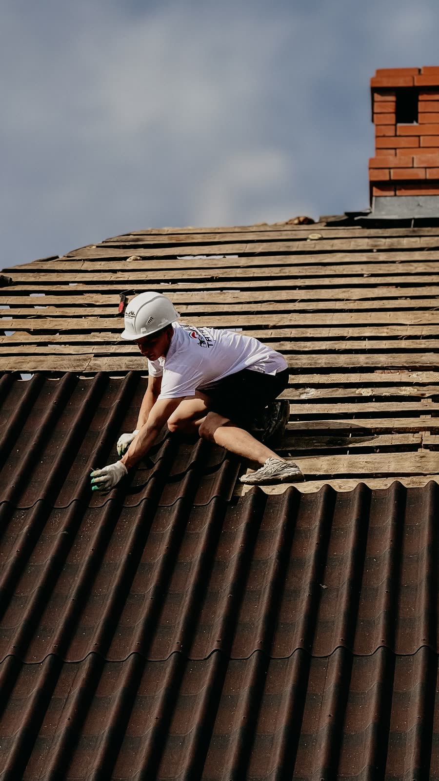 Couvreur au travail sur une toiture