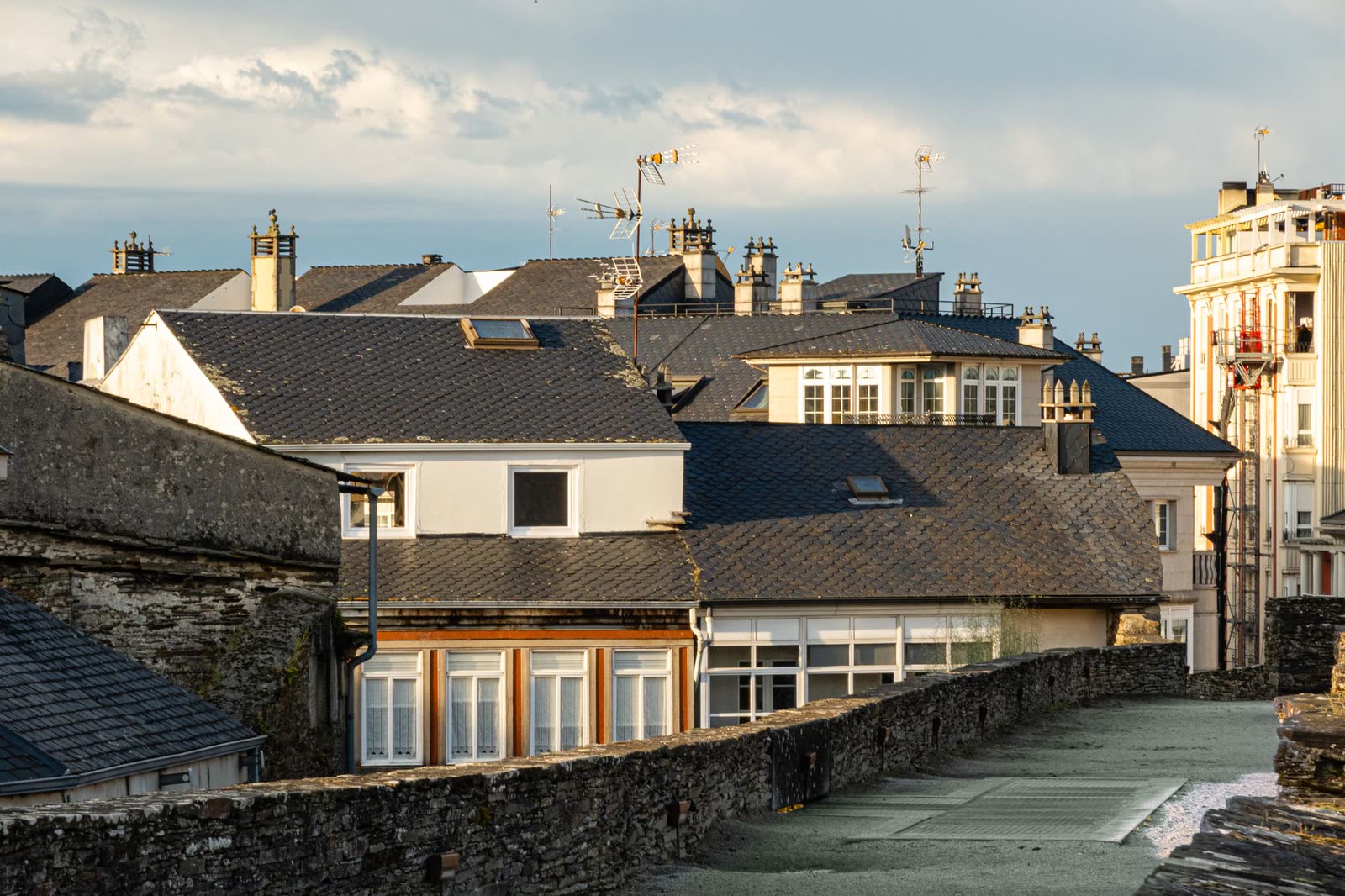 Toits d'une ville française vus depuis les hauteurs
