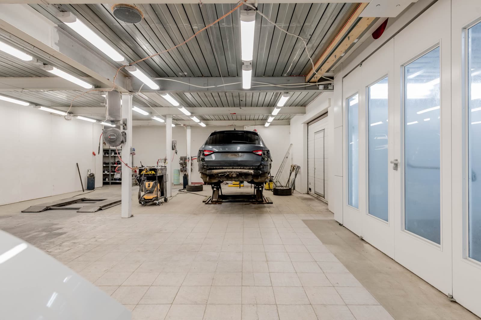 Atelier du garage, véhicule entre deux ponts élévateurs