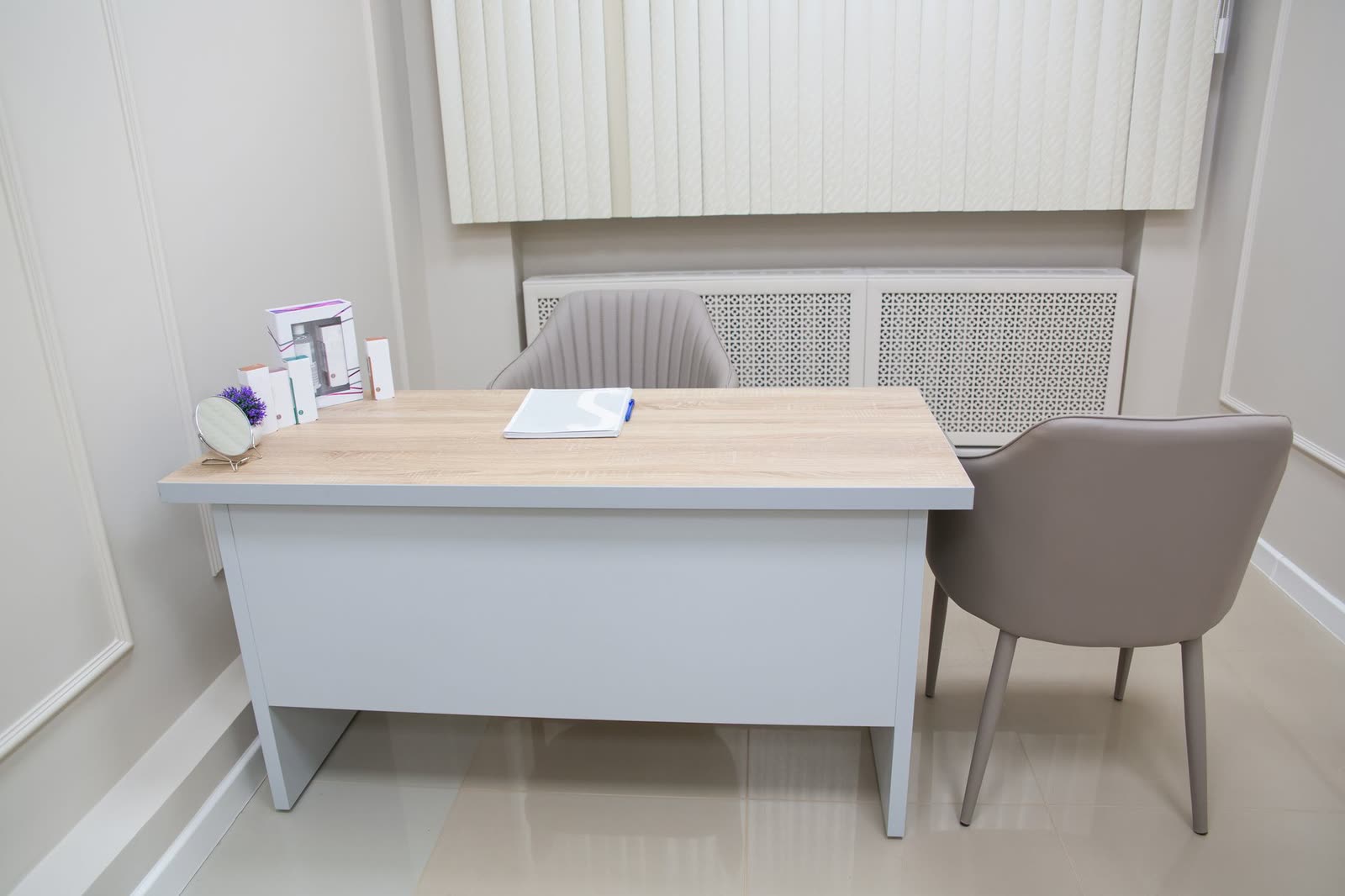 Bureau de consultation clair vu depuis l'entrée