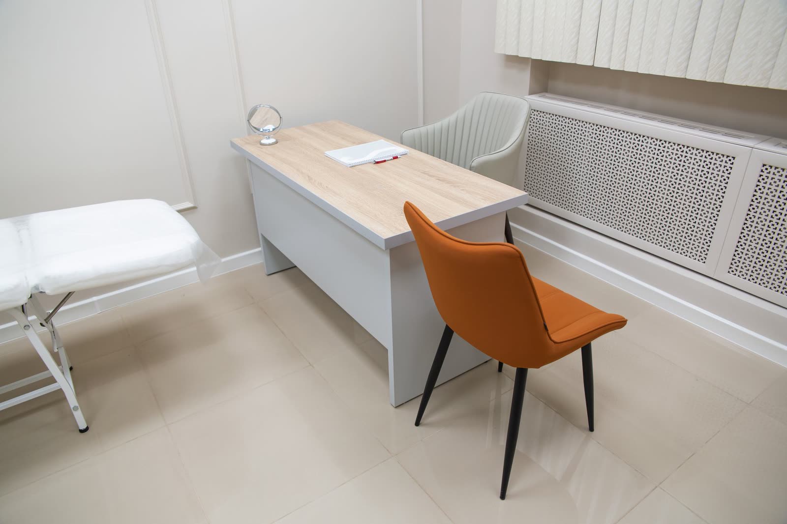 Bureau de consultation avec table d'examen et chaise