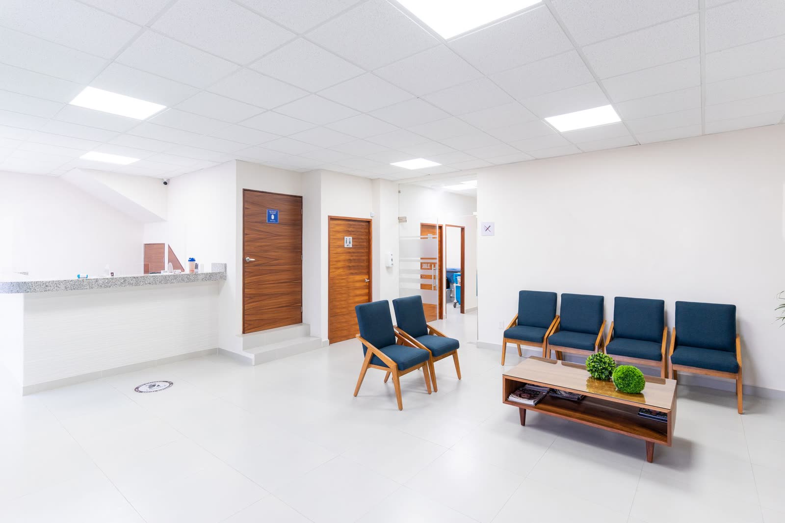 Salle d'attente lumineuse avec assises alignées