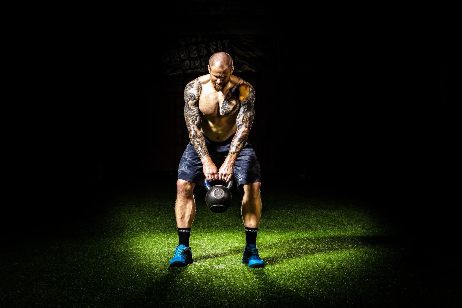Swing de kettlebell sous un projecteur