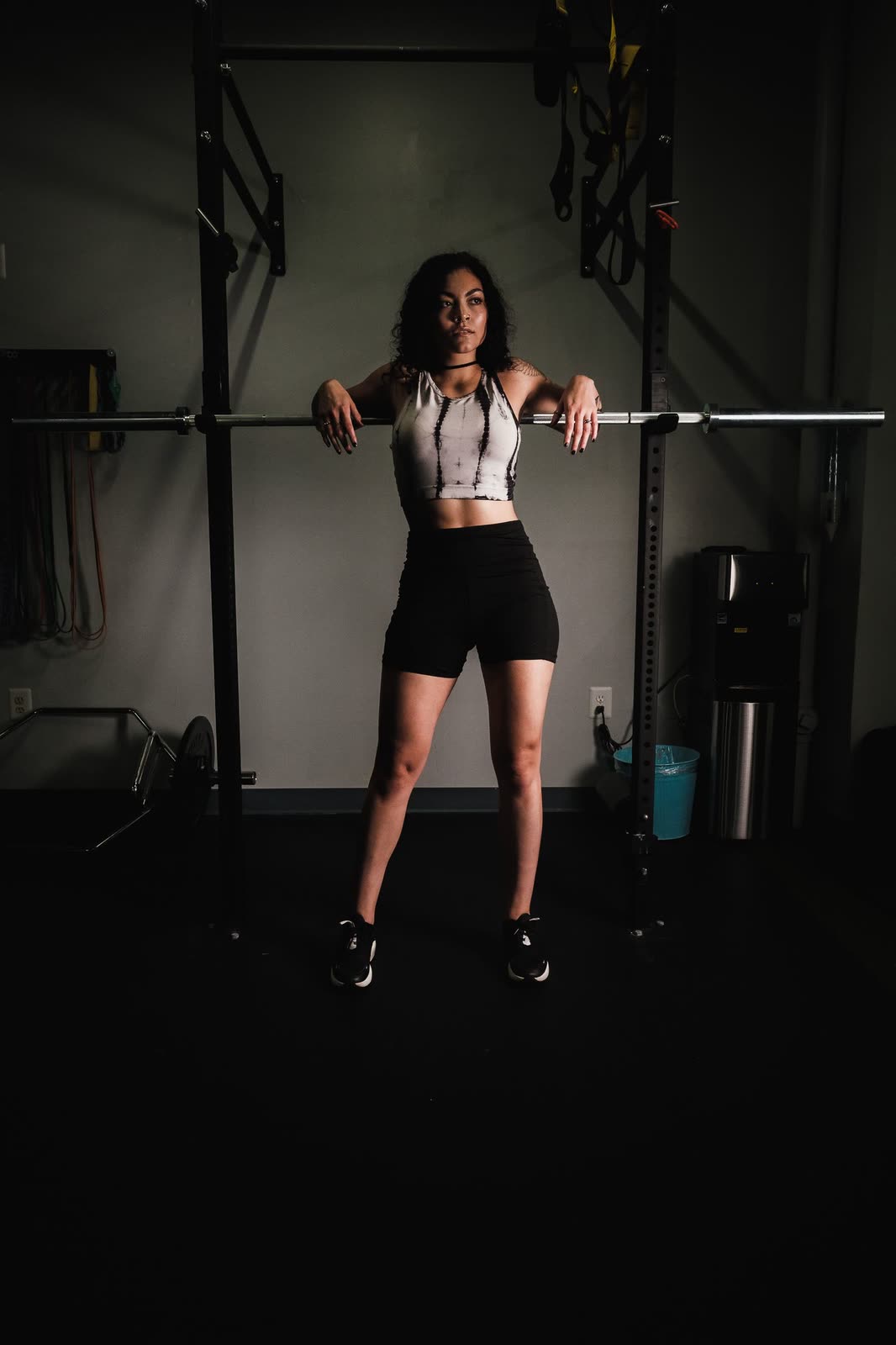 Portrait d'Élodie Ranvier devant un rack de musculation