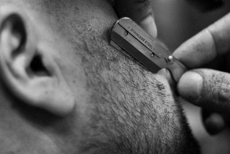 Rasoir sur cuir, taille de barbe en gros plan, noir et blanc
