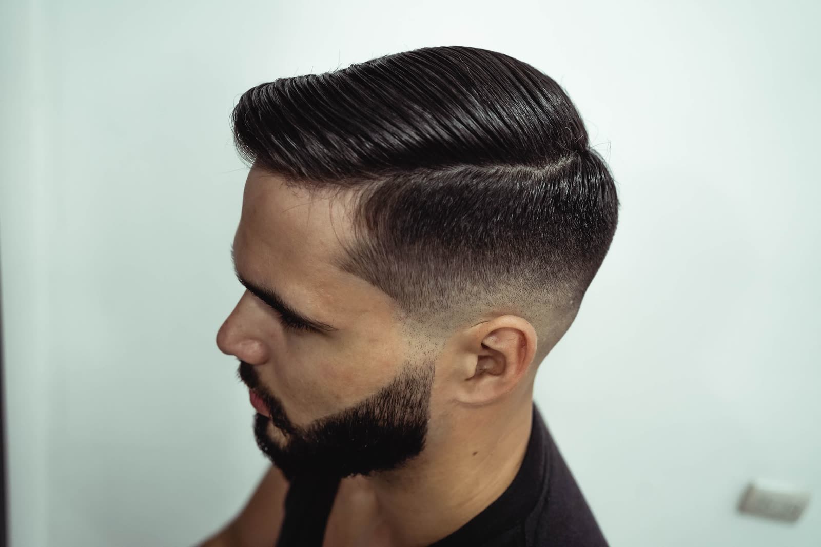 Profil d'un homme après une coupe dégradée et une taille de barbe