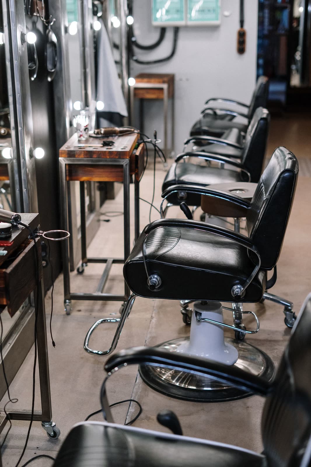 Intérieur du salon, fauteuils de barbier face aux miroirs