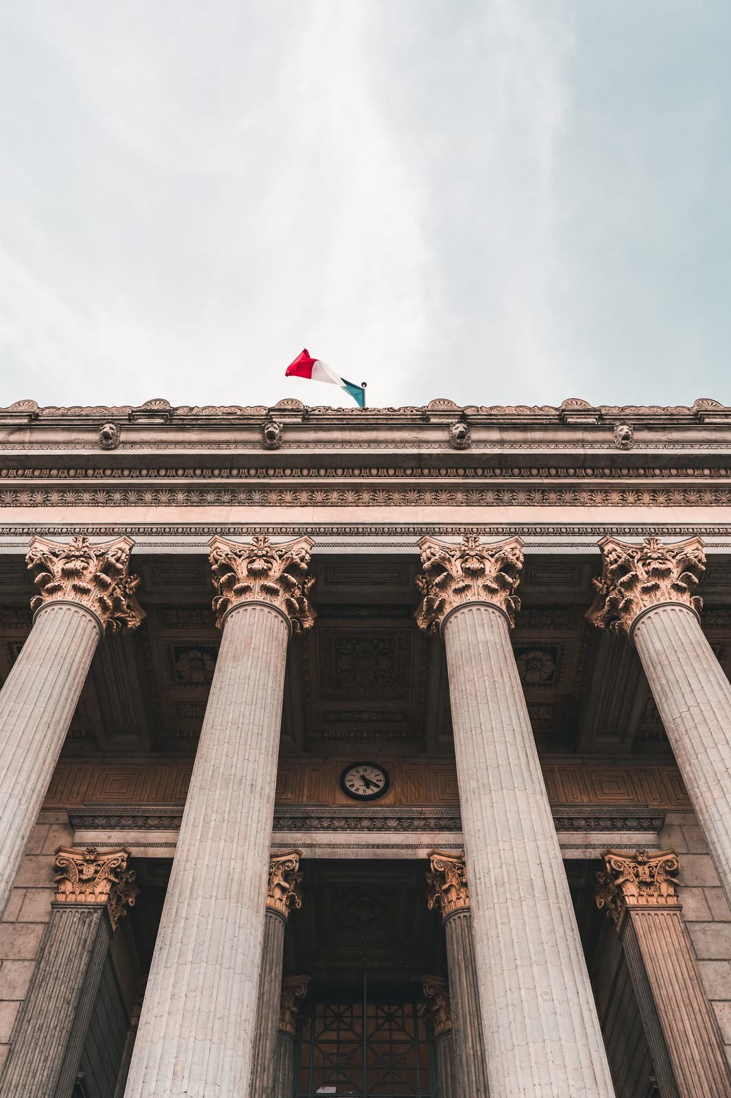 Colonnade du palais de justice, vue en contre-plongée