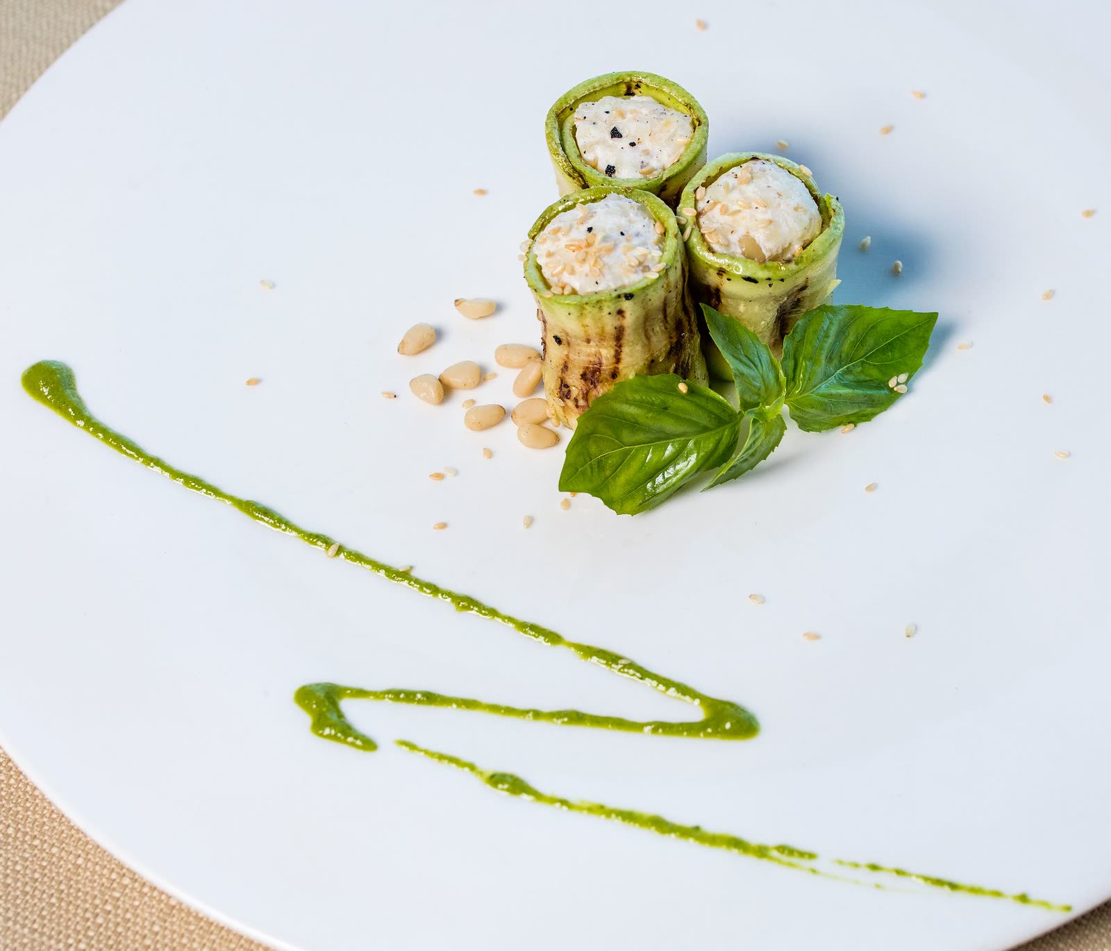 Rouleaux de courgette aux pignons et au basilic